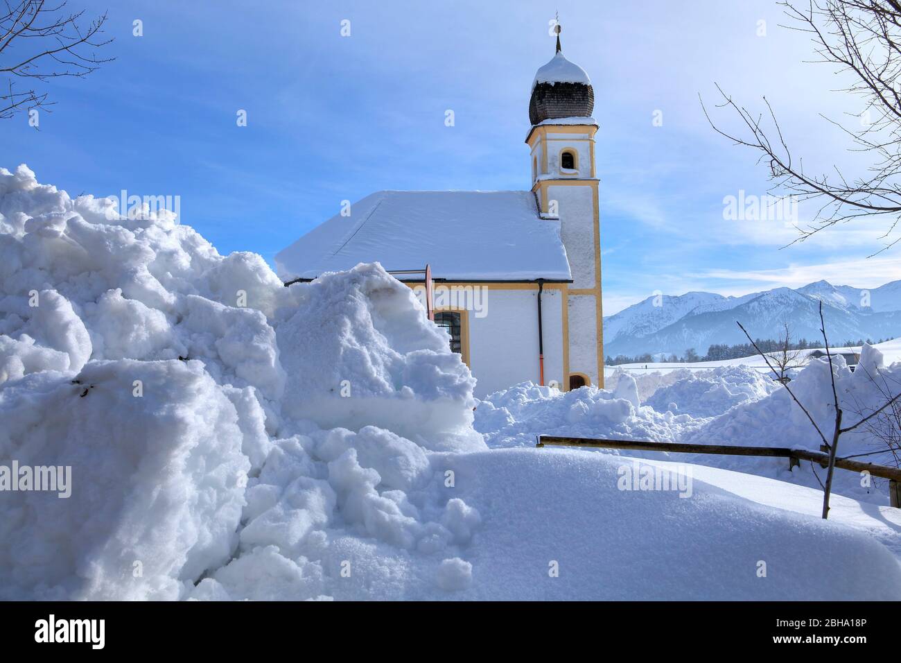 Winterlandschaft mit St. Leonhard Kirche, Hundham, Leitzachtal, Oberbayern, Bayern, Deutschland Stockfoto