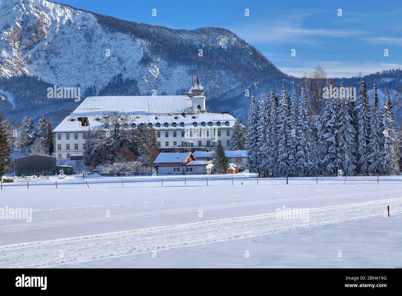 Winterlandschaft mit Kloster Schlehdorf und Blick auf den Jochberg, am Kochelsee, dem Blauen Land, Oberbayern, Bayern, Deutschland Stockfoto