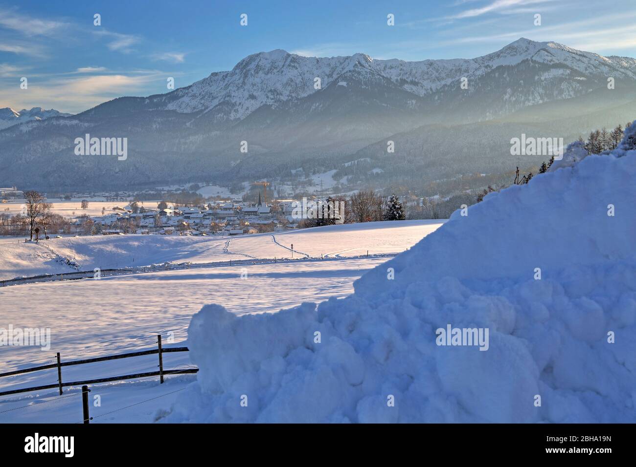 Winterlandschaft im Loisachtal mit Blick auf die Berge Herzogstand und Heimgarten, Großweil, das blaue Land, Oberbayern, Bayern, Deutschland Stockfoto