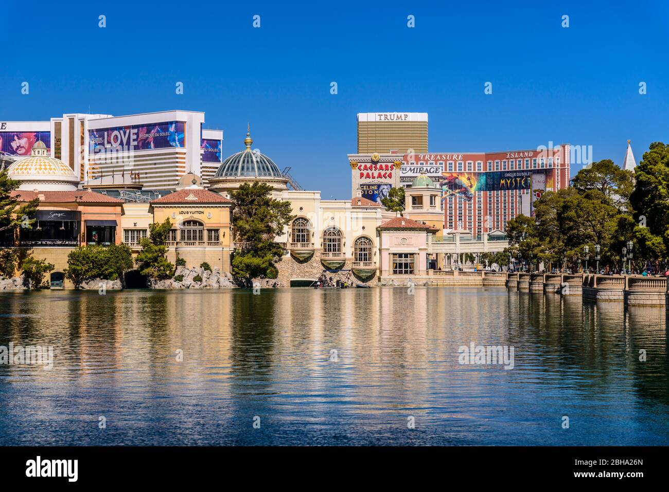 USA, Nevada, Clark County, Las Vegas, Las Vegas Boulevard, The Strip, Mirage, Trump Tower und Treasure Island, Blick vom Bellagio Stockfoto