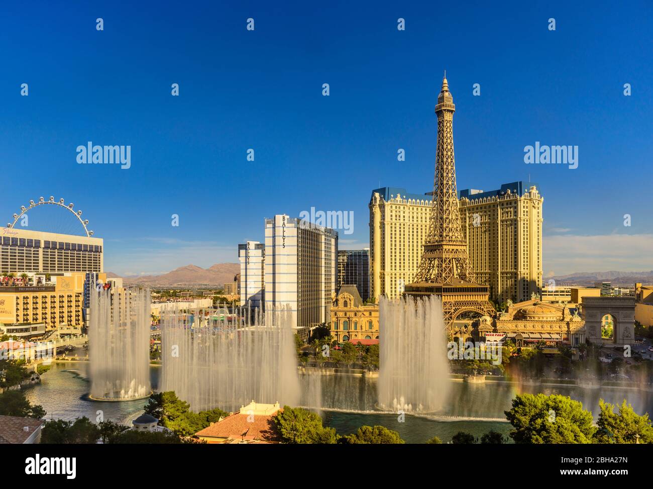 USA, Nevada, Clark County, Las Vegas, Las Vegas Boulevard, The Strip, Hotel Bellagio, Fountains of Bellagio gegen Ballys und Paris Las Vegas mit Eiffe Stockfoto