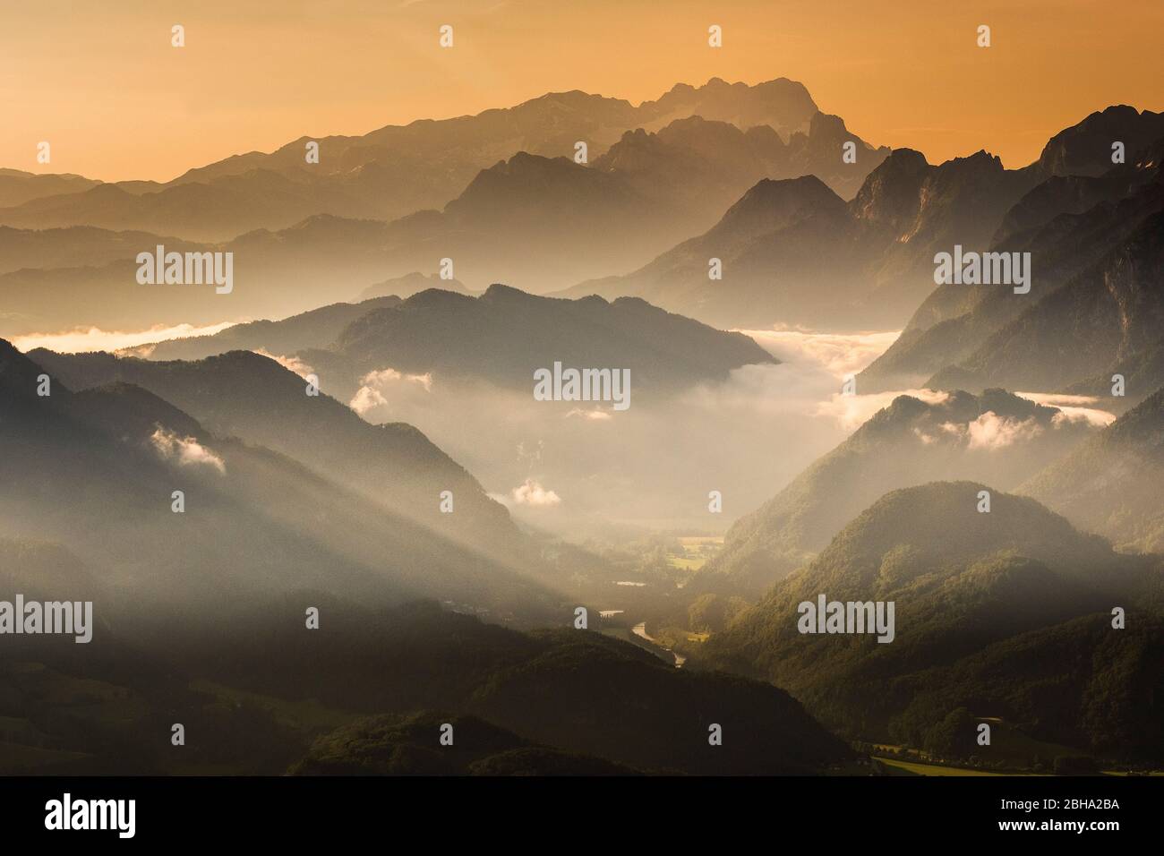 Berggipfel, Weitblick, Nebel, Wolken, Blick ins Tal Stockfoto