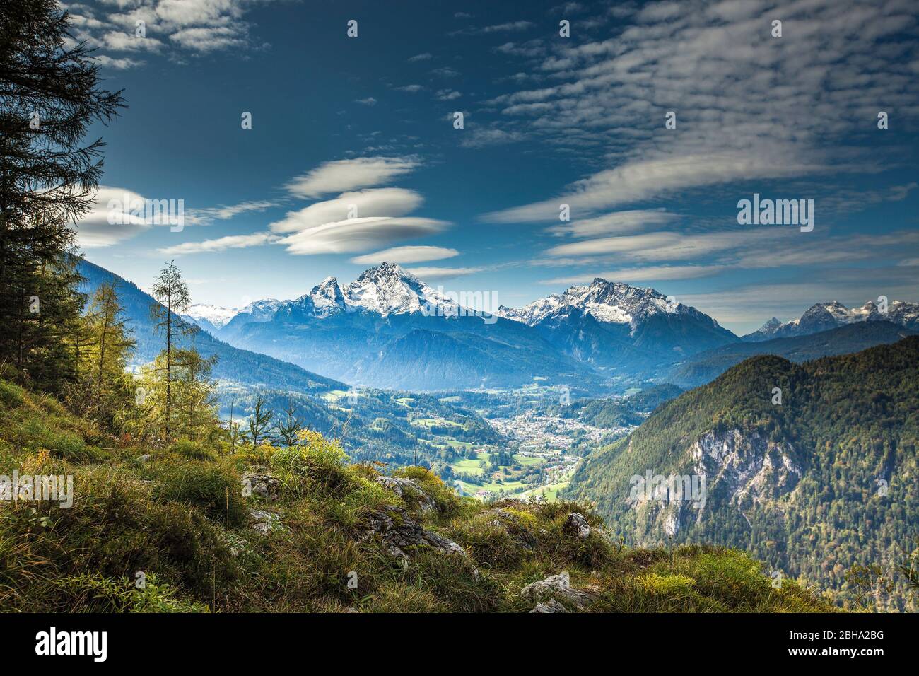 Idyllische Landschaft in den Alpen, Blick auf Berchtesgaden mit Watzmann und Hochkalter Stockfoto