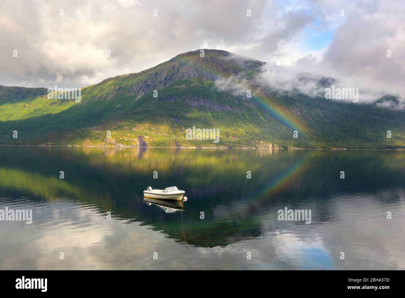 Karikollen, Efjorden, Regenbogen, Fjord, Berge, Boot, Ofoten, Nordland, Norwegen, Europa Stockfoto