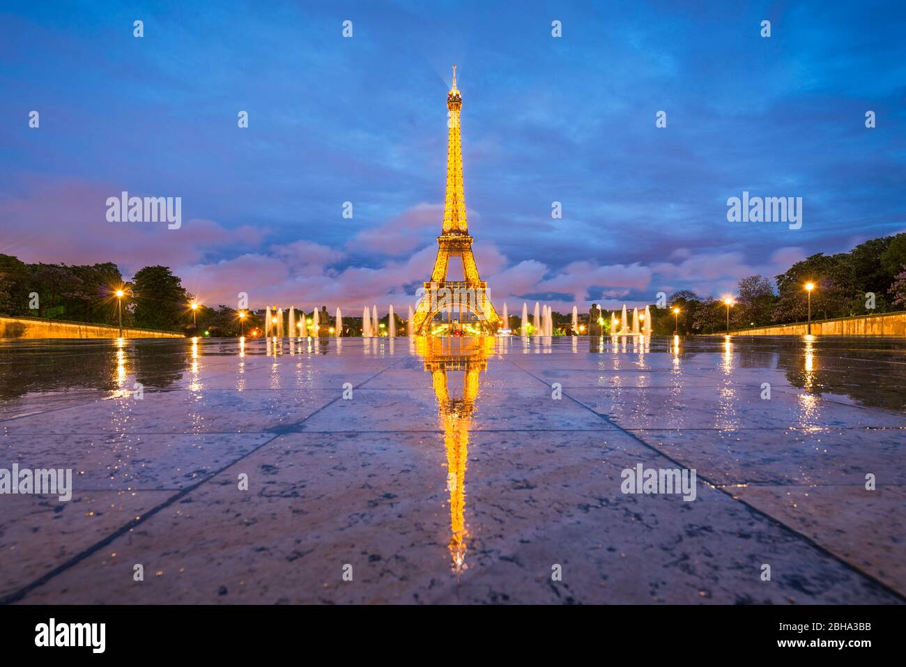 Eiffelturm in der Nacht, Paris, Frankreich Stockfoto