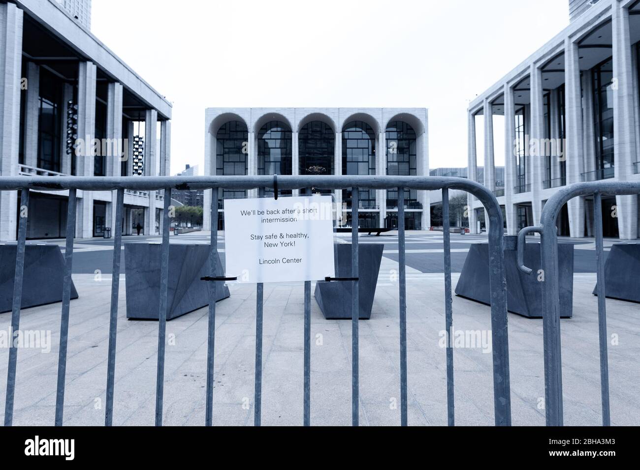 Ein geschlossenes und verbarrikadiertes Lincoln Center mit einem "wir werden in Kürze wieder" Schild New York City während Covid19 Pandemie Stockfoto