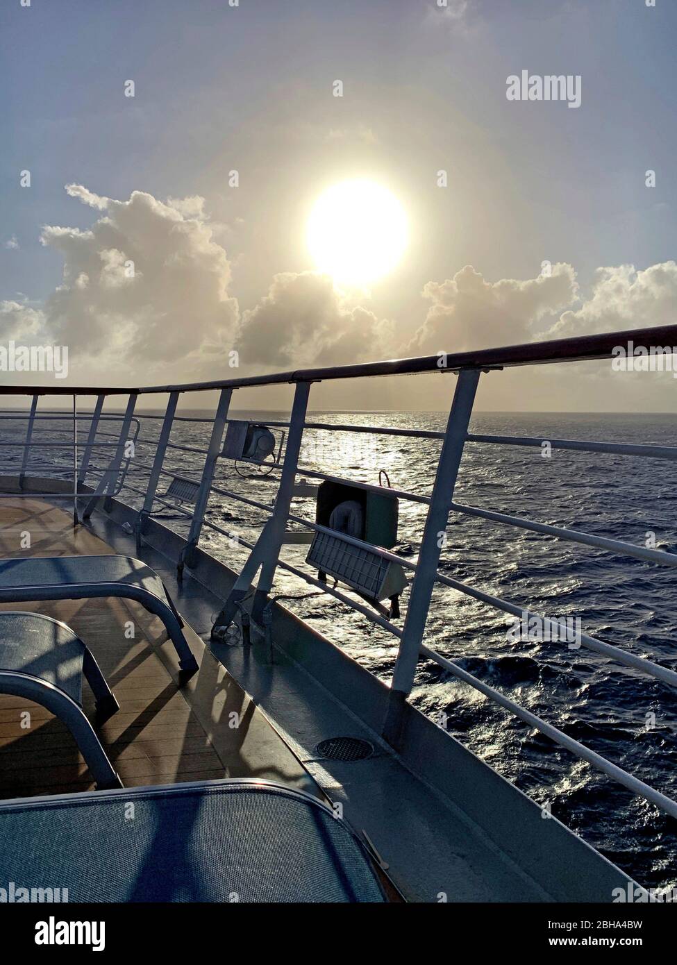 Sonnenuntergang auf einem Kreuzfahrtschiff, Nordatlantik, Atlantik, Amerika, Smartphone-Fotografie Stockfoto
