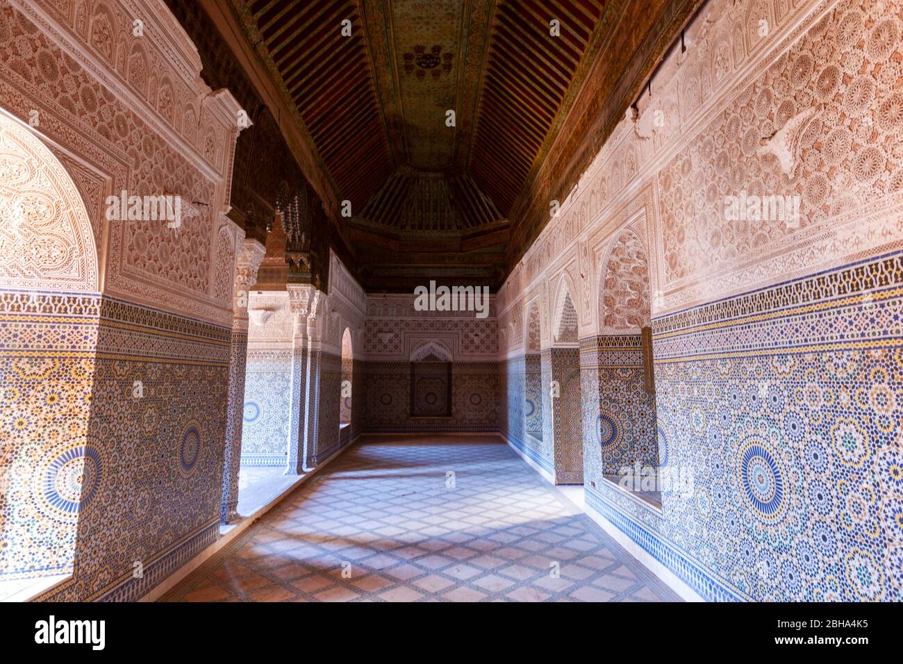 Geschnitzte und bemalte Holzdecke in einem Raum in Telouet Kasbah, Berberdorf Télouet, Marokko Stockfoto