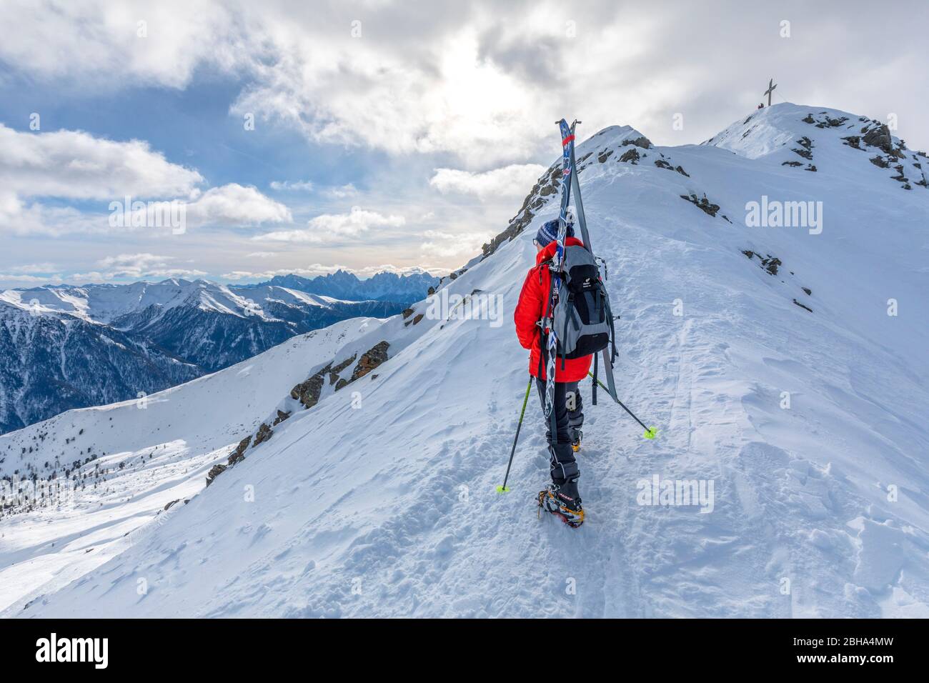 Skibergsteiger auf dem Rucksack auf dem letzten Kamm zum Gipfel des Monte Alto, hohe Tauern, Gsiesertal / Gsieser Tal, Südtirol, Italien Stockfoto