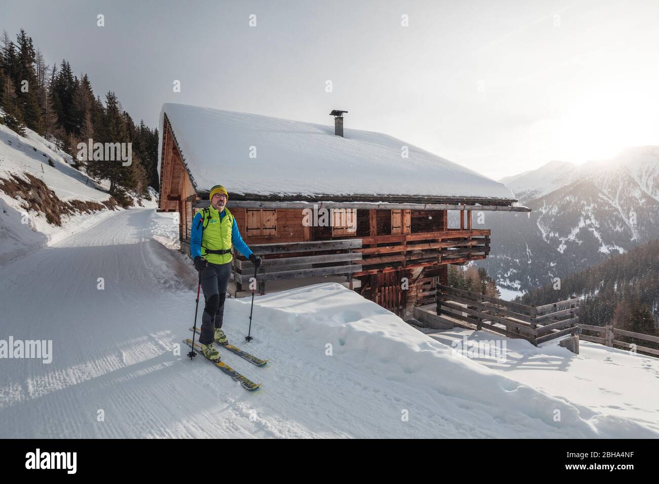 Skitourengeher auf der Ascht alm, St. Magdalena Gsies / St. Maddalena Casies, Bozen, Südtirol, Italien Stockfoto