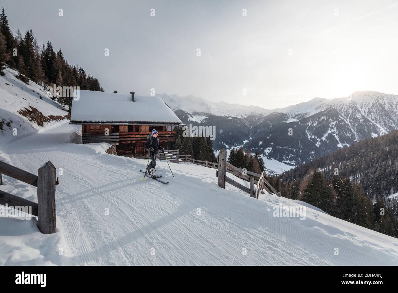 Skitourengeher auf der Ascht alm, St. Magdalena Gsies / St. Maddalena Casies, Bozen, Südtirol, Italien Stockfoto