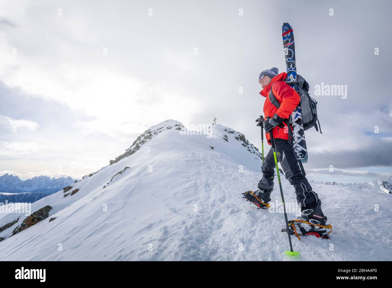 Skibergsteiger auf dem Rucksack auf dem letzten Kamm zum Gipfel des Monte Alto, hohe Tauern, Gsiesertal / Gsieser Tal, Südtirol, Italien Stockfoto