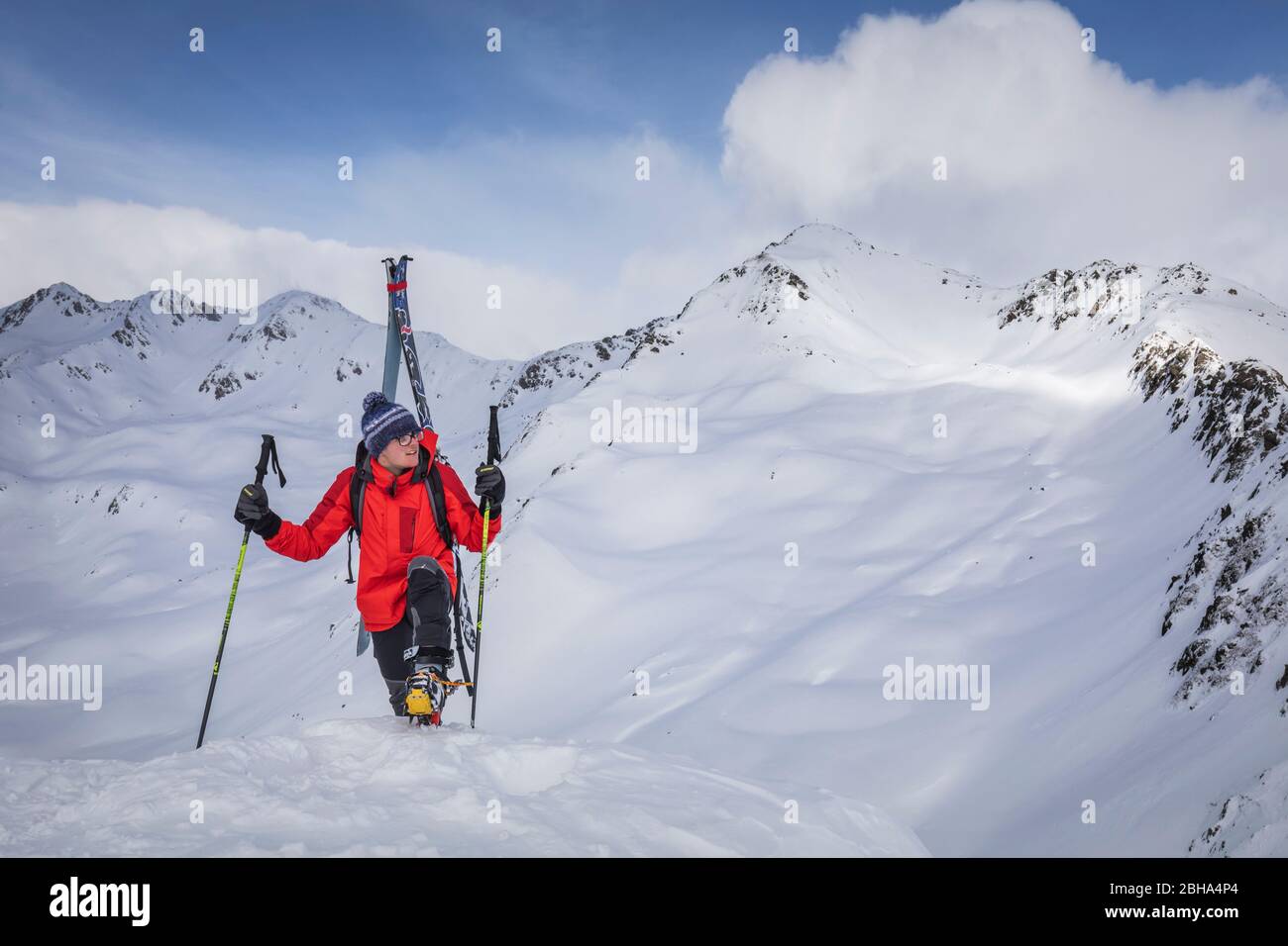 Skibergsteiger auf dem Rucksack auf dem letzten Kamm zum Gipfel des Monte Alto, hohe Tauern, Gsiesertal / Gsieser Tal, Südtirol, Italien Stockfoto