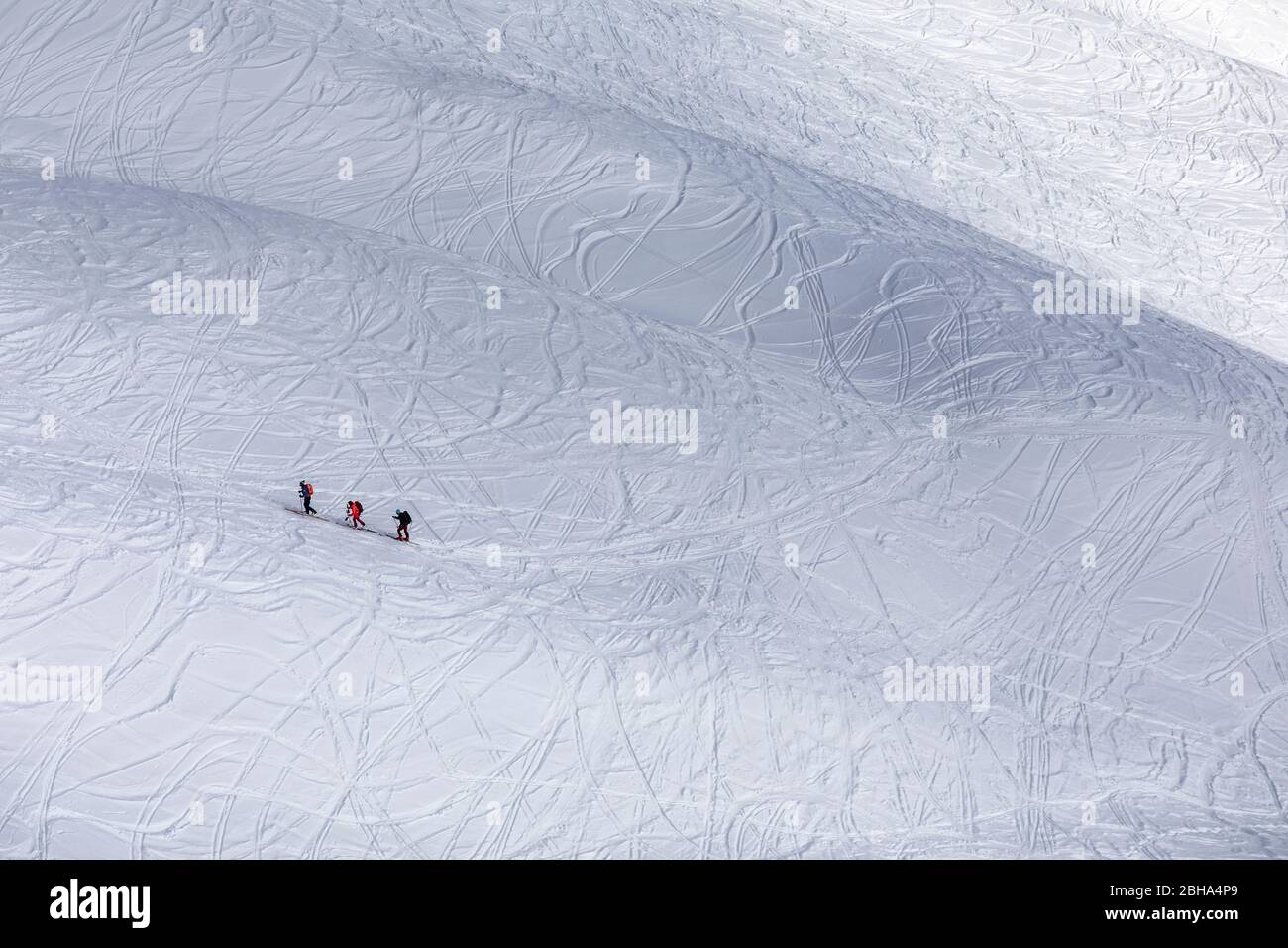 Drei Skibergsteiger auf Schnee von Skigebieten gezogen, Monte Alto (High man), hohe Tauern, Gsiesertal / Gsieser Tal, Südtirol, Italien Stockfoto