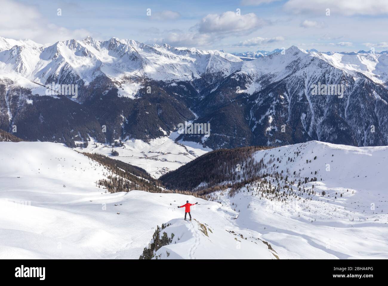 Blick von Hoer mann in Richtung Gsieser Tal und St. Magdalena Dorf, Monte Alto (Hochmensch), hohe Tauern, Gsiesertal / Gsieser Tal, Südtirol, Italien Stockfoto