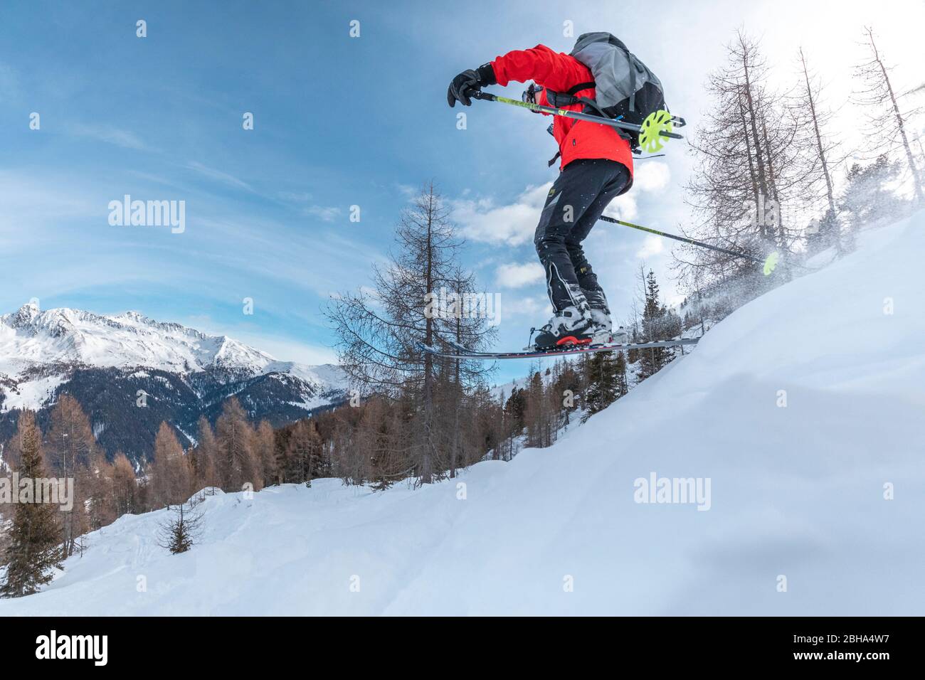 Im Pulverschnee springen, Skifahrer kommen von Monte Alto (Hochmann), hohe Tauern, Gsiesertal / Gsieser Tal, Südtirol, Italien herunter Stockfoto