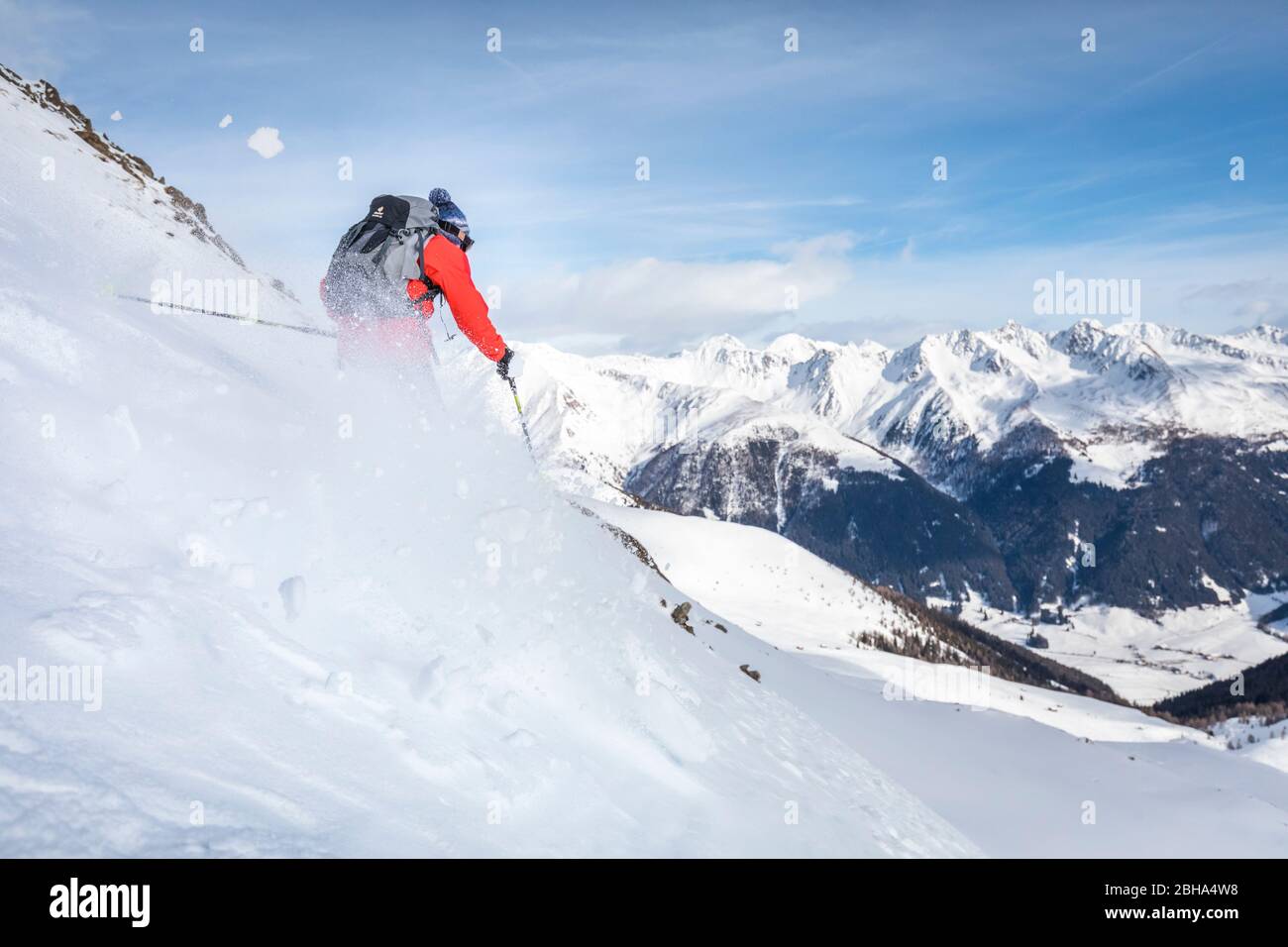 Skitourenkurve im Pulverschnee, die von Monte Alto (Hochmann), hohe Tauern, Gsiesertal, Südtirol, Italien abfällt Stockfoto