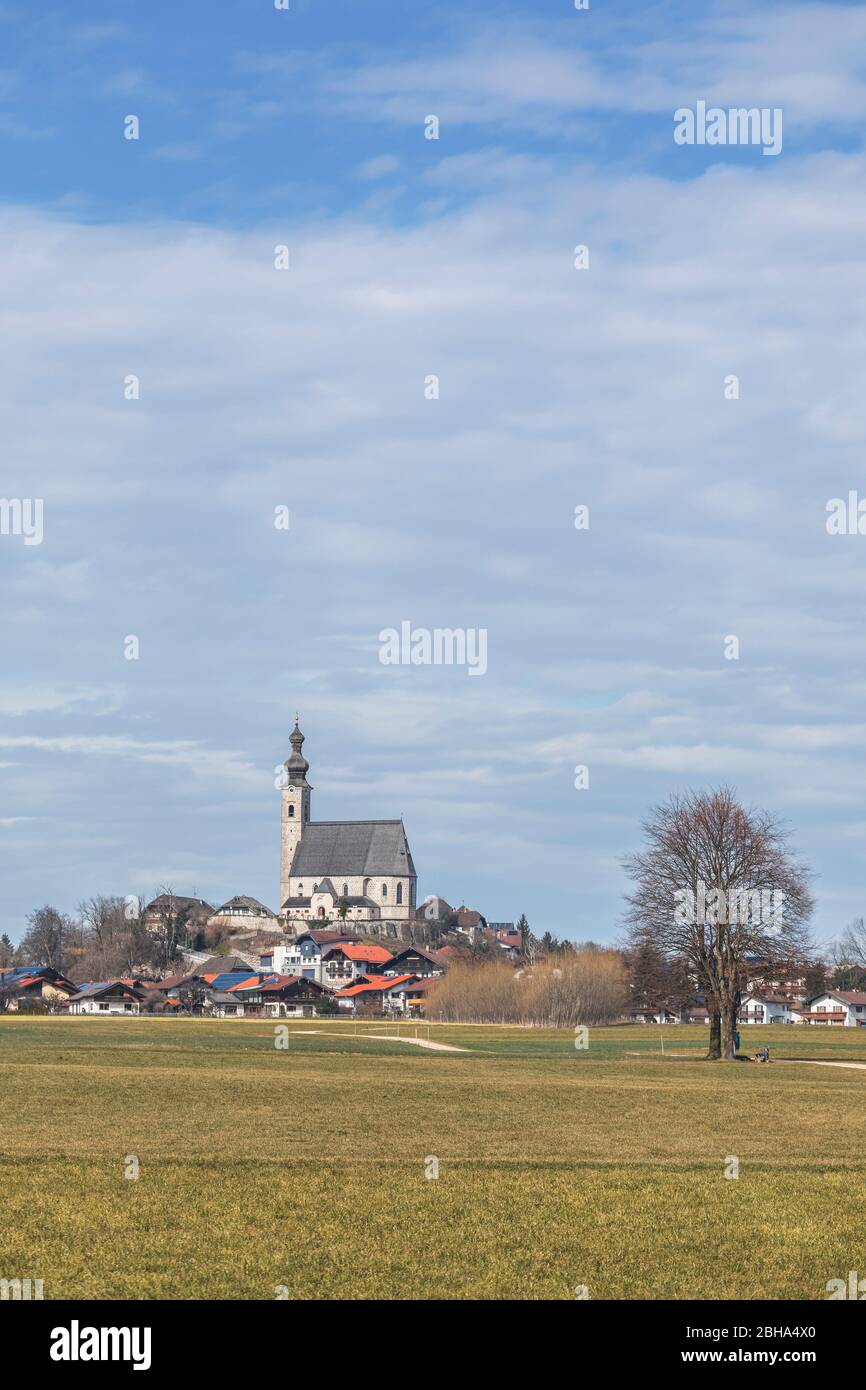 Das Dorf der Wut mit der katholischen Pfarrkirche Mariä Himmelfahrt, Rupertiwinkel, Berchtesgadener Land, Oberbayern, Deutschland Stockfoto