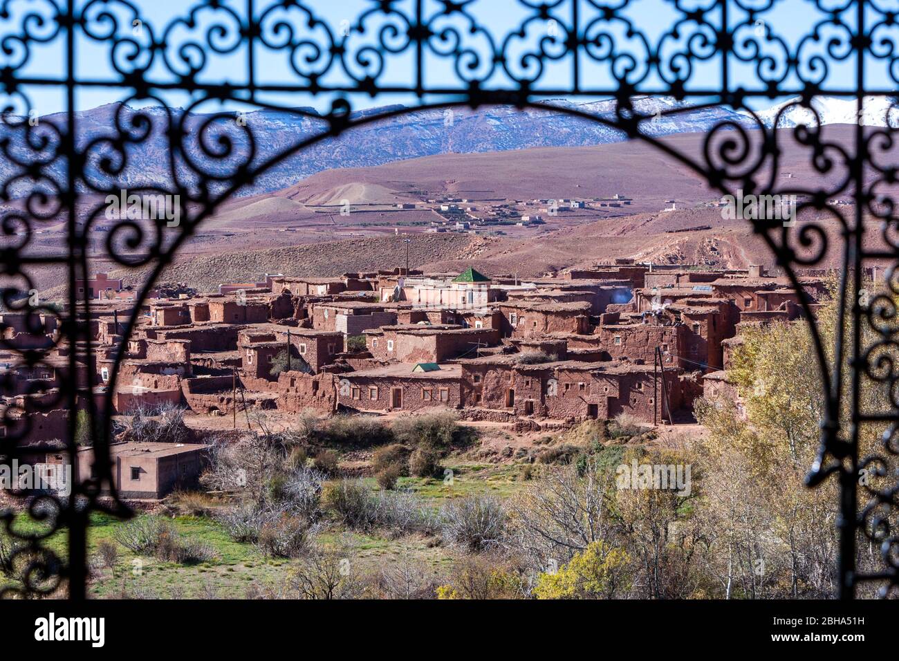 Berber Dorf Télouet Blick von einem Party-Fenster von Telouet Kasbah, Marokko Stockfoto