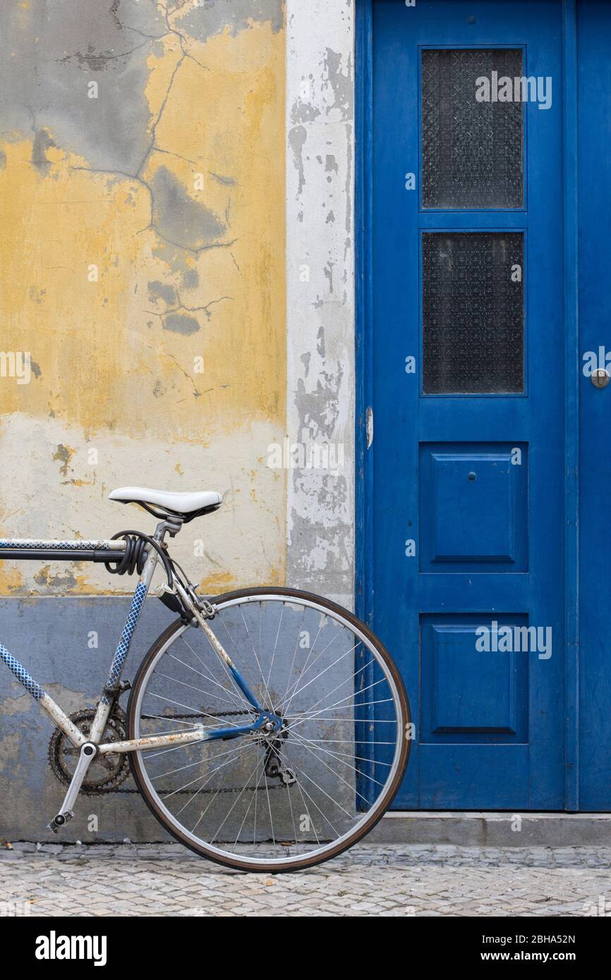Rennrad, Fassade und Tür in der gleichen Farbgebung Stockfoto