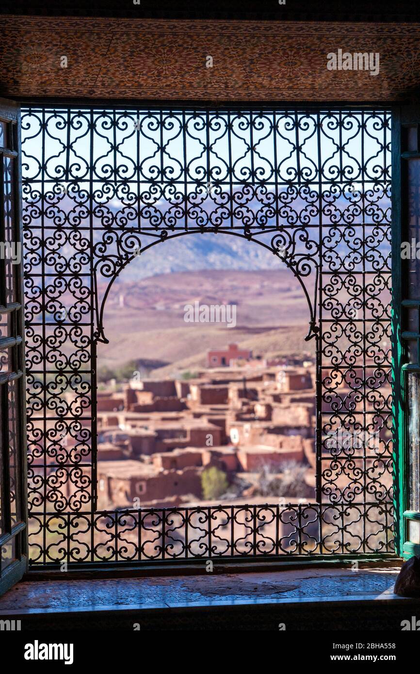Berber Dorf Télouet Blick von einem Party-Fenster von Telouet Kasbah, Marokko Stockfoto