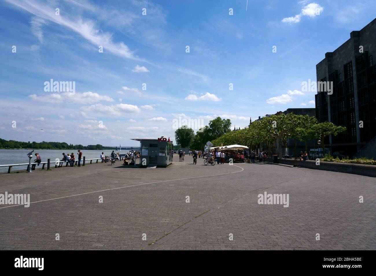 Bei schönem Wetter geht man in Mainz hinter dem Rathaus entlang des Rheinufers. Stockfoto