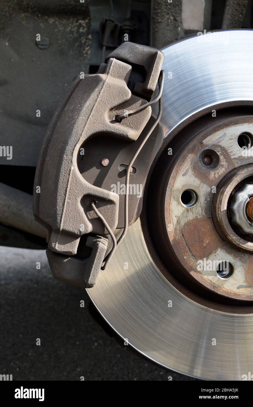 Bremssystem an einem Auto, mit Bremsscheibe und Bremsbelag Stockfoto