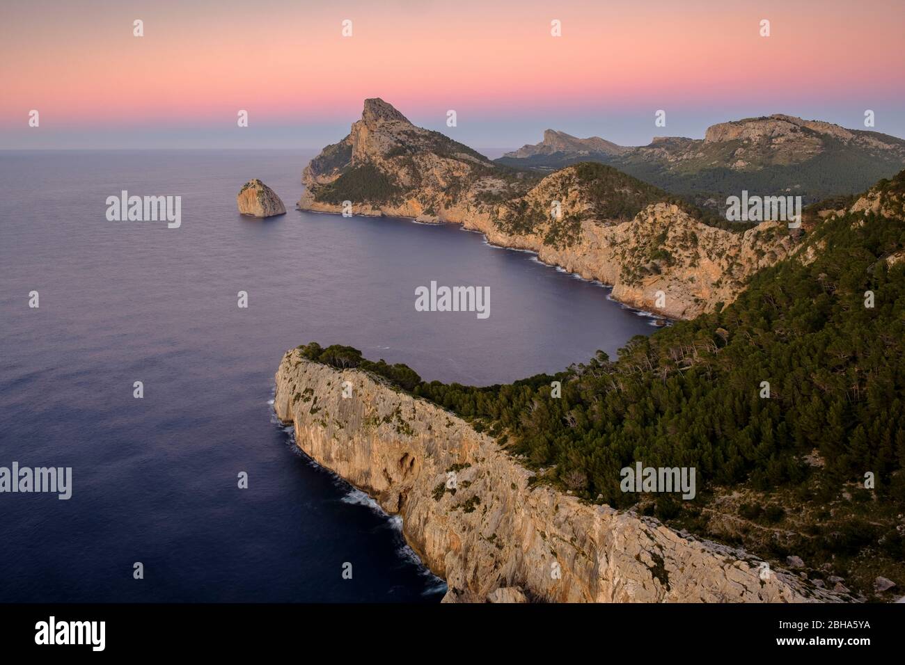 Landschaft und Klippen der Halbinsel Formentor vom Aussichtspunkt Mirador del Mal Pas, auch Mirador d'es Colomer, Mallorca, Balearen, Spanien Stockfoto