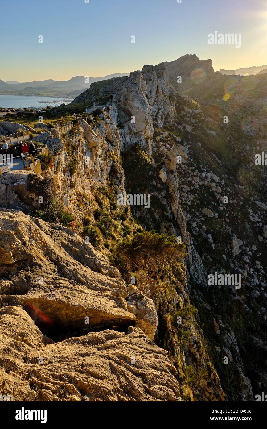 Landschaft und Klippen der Halbinsel Formentor vom Aussichtspunkt Mirador del Mal Pas, auch Mirador d'es Colomer, Mallorca, Balearen, Spanien Stockfoto