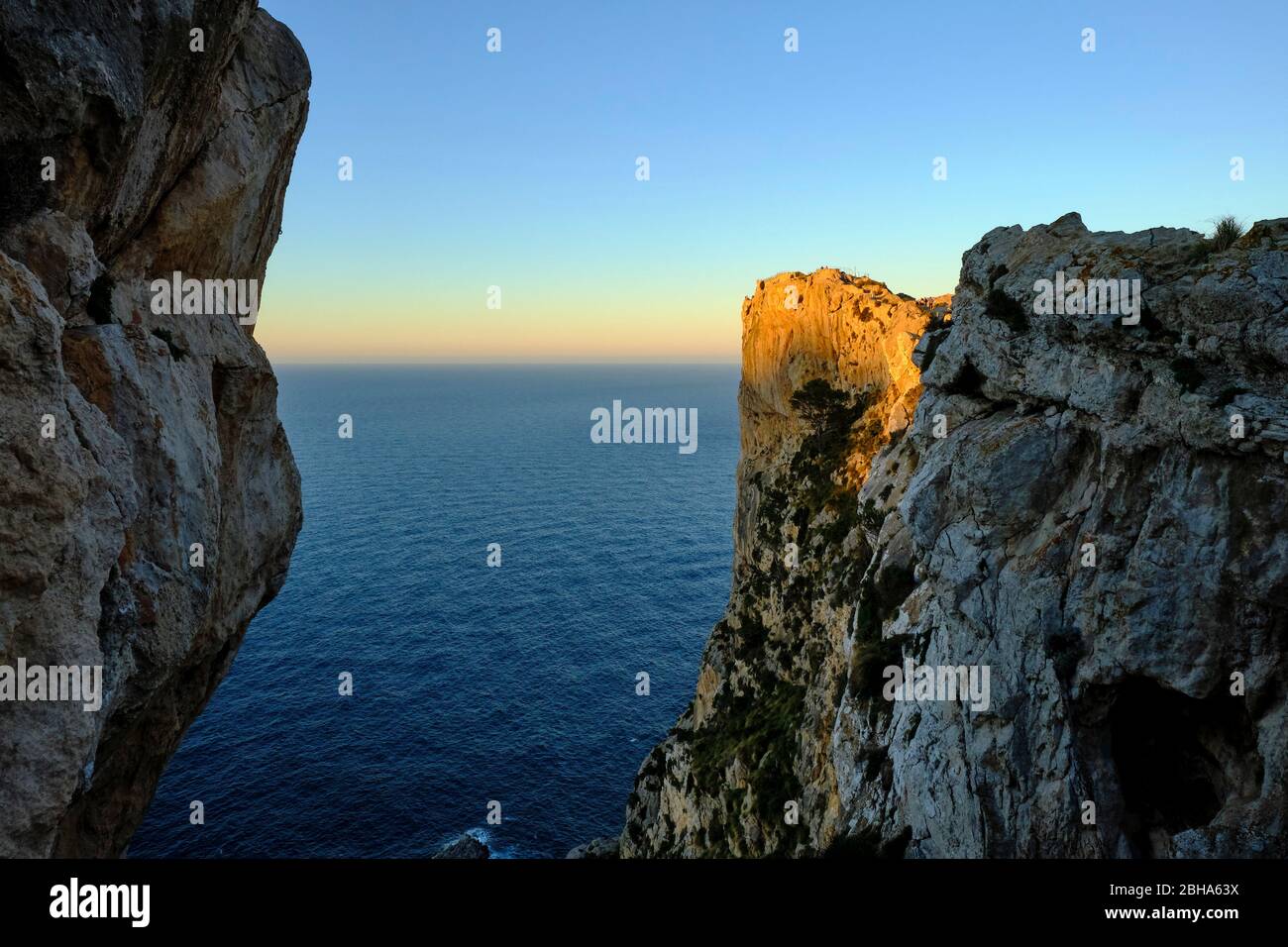 Landschaft und Klippen der Halbinsel Formentor vom Aussichtspunkt Mirador del Mal Pas, auch Mirador d'es Colomer, Mallorca, Balearen, Spanien Stockfoto