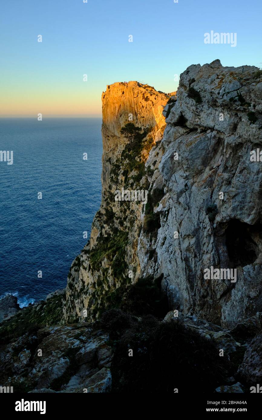 Landschaft und Klippen der Halbinsel Formentor vom Aussichtspunkt Mirador del Mal Pas, auch Mirador d'es Colomer, Mallorca, Balearen, Spanien Stockfoto