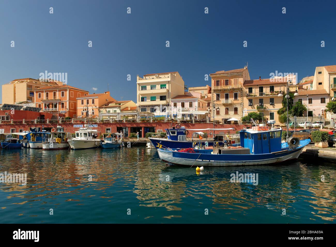 Altstadt und Hafen von La Maddalena, Mittelmeer, Olbia-Tempio Provinz, Sardinien, Italien Stockfoto