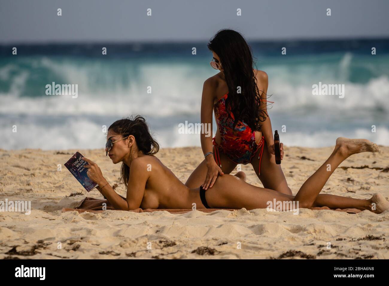 Ziemlich junges hispanischer Model, das eine gute Zeit am Strand am Meer hat. Stockfoto