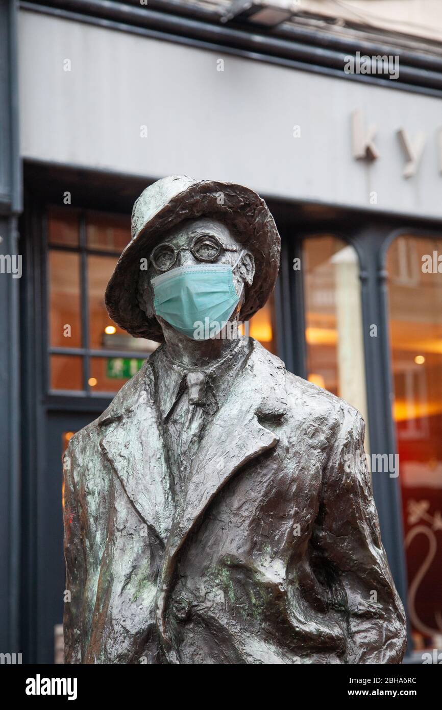 2015-11-23 Dublin Irland-Statue von James Joyce mit chirurgischer Maske. Konzept Coronavirus, COVID-19, Isolierung, Schutz und Quarantäne Stockfoto