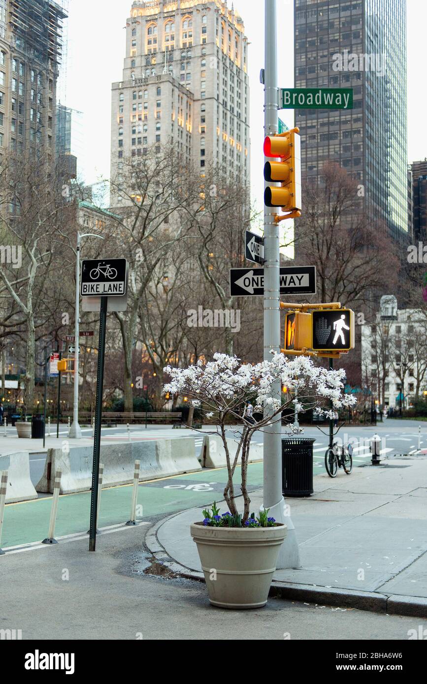 Leere Straßen rund um den Madison Park am Broadway im Flatiron District, im März 2020, während der COVID 19 Pandemie in New York City. Stockfoto