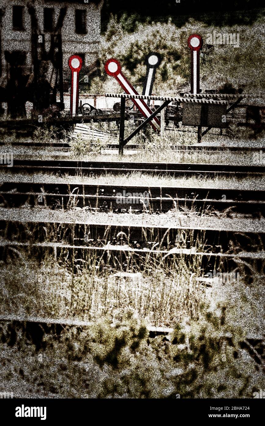 Signalflügel, Gras, Schienen, Gebäude, digital verarbeitet, Farbschlüssel, RailArt Stockfoto