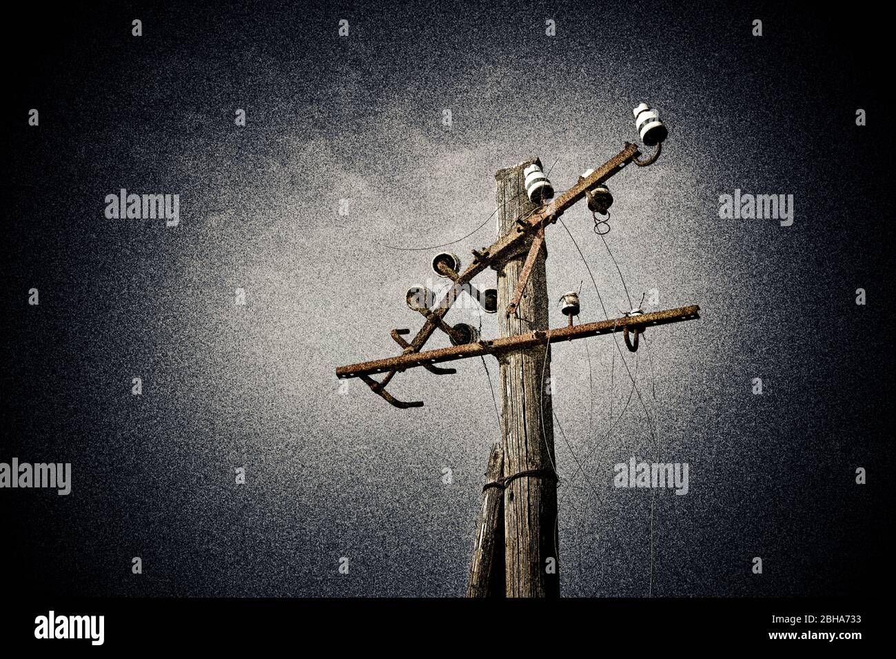 Telegraphenmast, zerstört, Isolatoren, Traversen, verdeckte Drähte, digital bearbeitet, RailArt Stockfoto