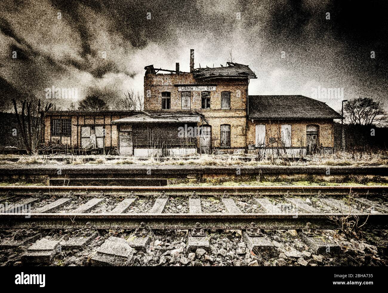 Bahnhof, Bahn, Bahnhof, baufällig, geschlossen, Hintergrundbeleuchtung, digital bearbeitet, RailArt Stockfoto