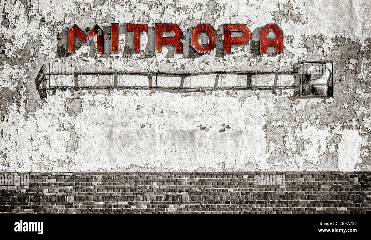 Verwitterte Schrift Mitropa auf verwitterter Wand, digital bearbeitet, Color Key, RailArt Stockfoto