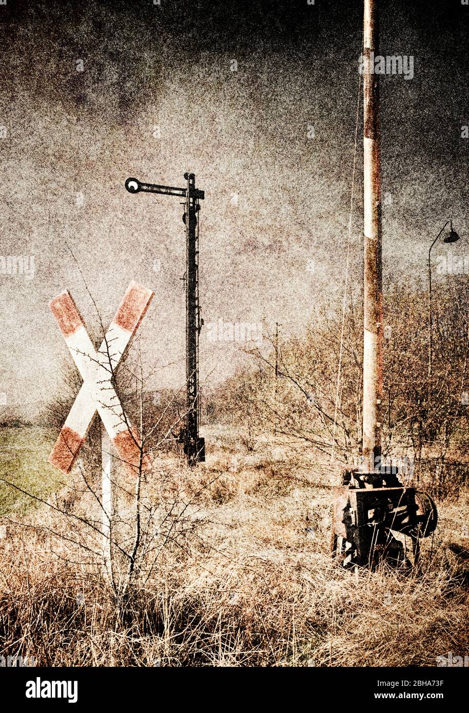 St. Andrew's Cross, Signal, Barriere Baum, wilde Vegetation, digital verarbeitet, RailArt Stockfoto