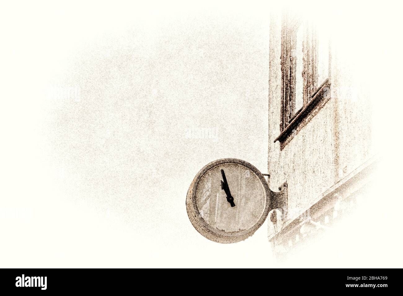 Defekte Uhr, verblichenes Zifferblatt, Gebäude, digital bearbeitet, High Key, RailArt Stockfoto