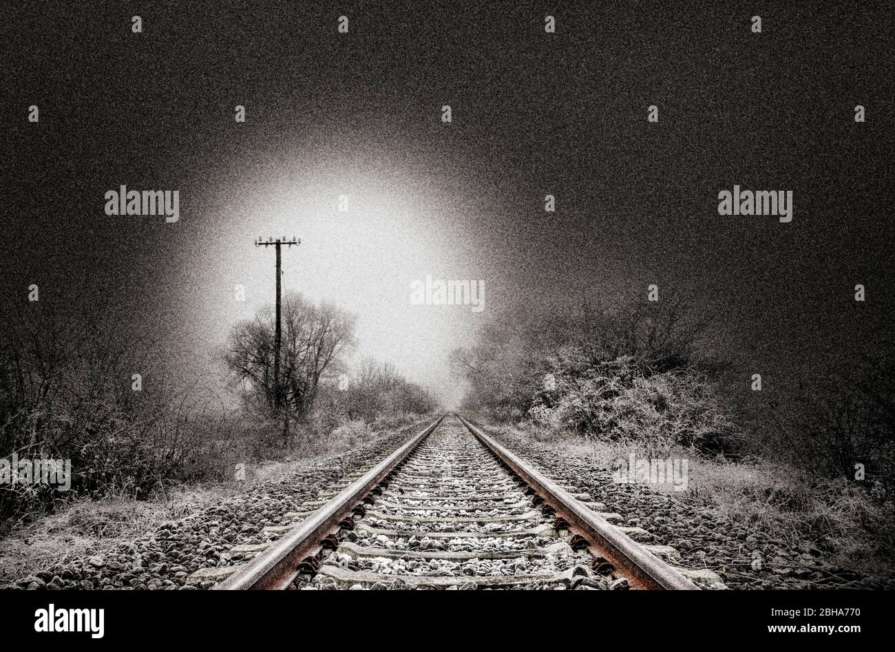 Track, Telegrafenmast, gedeckter Telegrafendraht, Nebel, Dunst, Raureif, digital verarbeitet, RailArt Stockfoto