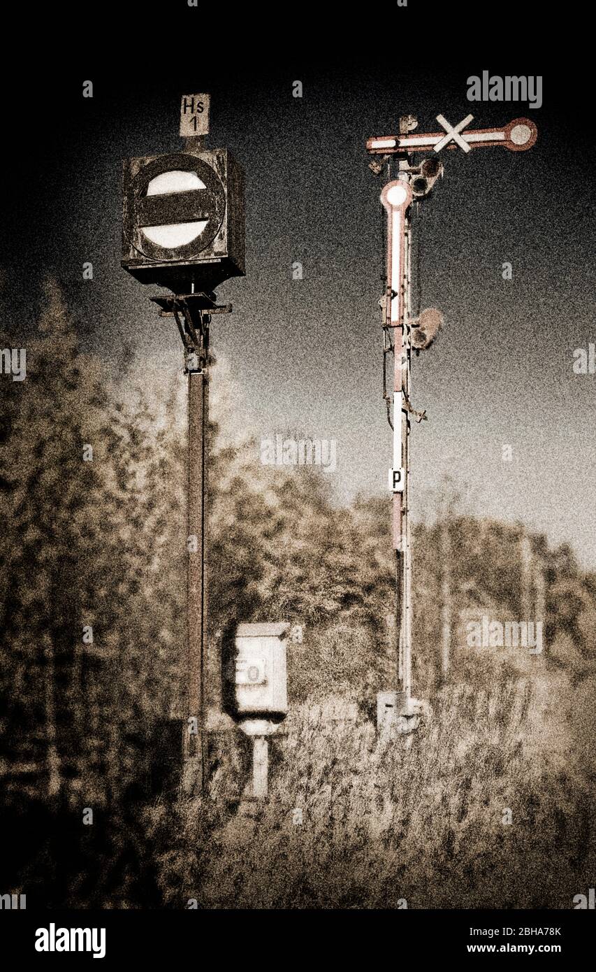 Signale, außer Betrieb, Gleise, Plattformen, Gras, Büsche, Scrub, wild, digital bearbeitet, RailArt Stockfoto