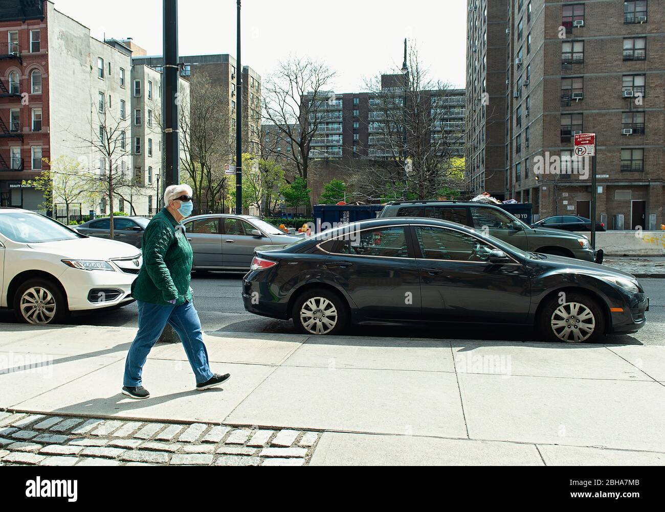 Eine Frau, die während der COVID 19-Coronavirus-Pandemie im April 2020 in New York City vorbei geht Stockfoto