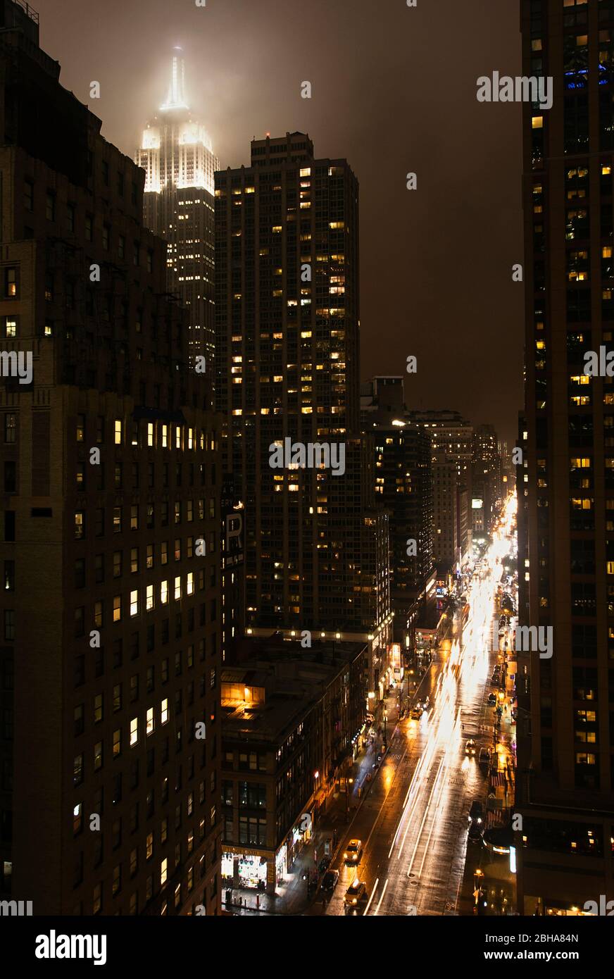 Blick auf die 6th Avenue bei Nacht in New York City. Stockfoto