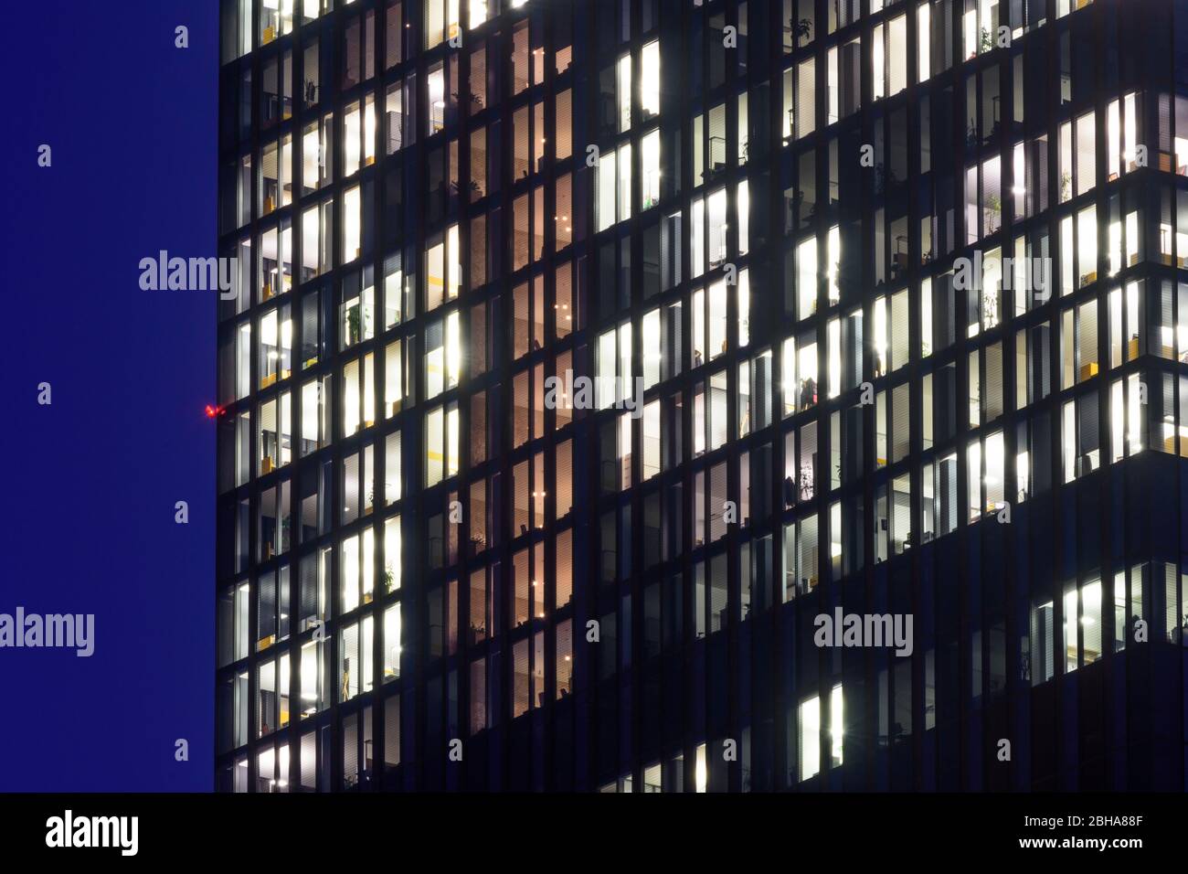 Wien, Wien: Bürogebäude DC Tower 1, Fenster, Räume 22. Donaustadt, Wien, Österreich Stockfoto