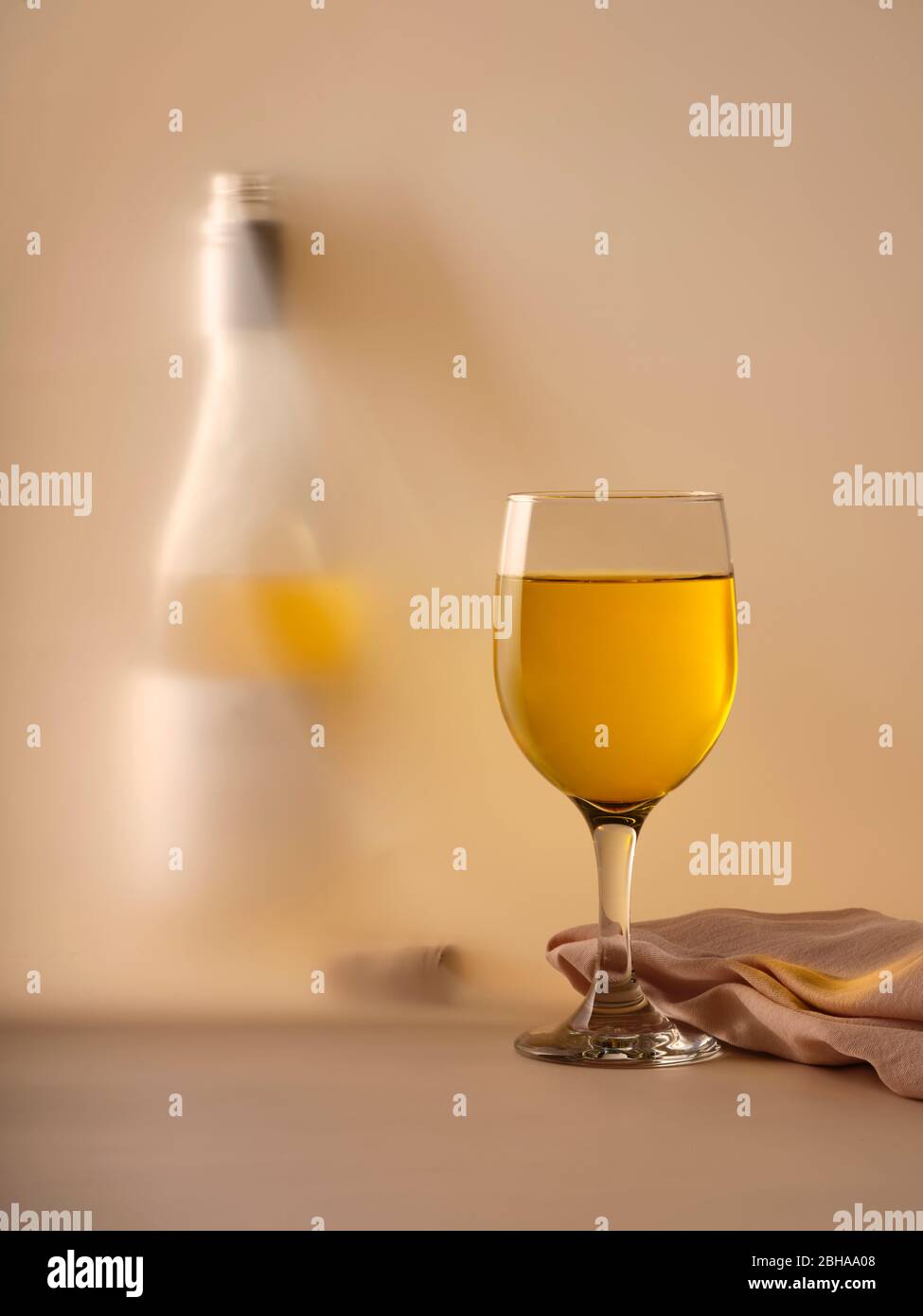 Glas Weißwein mit Flasche Stockfoto
