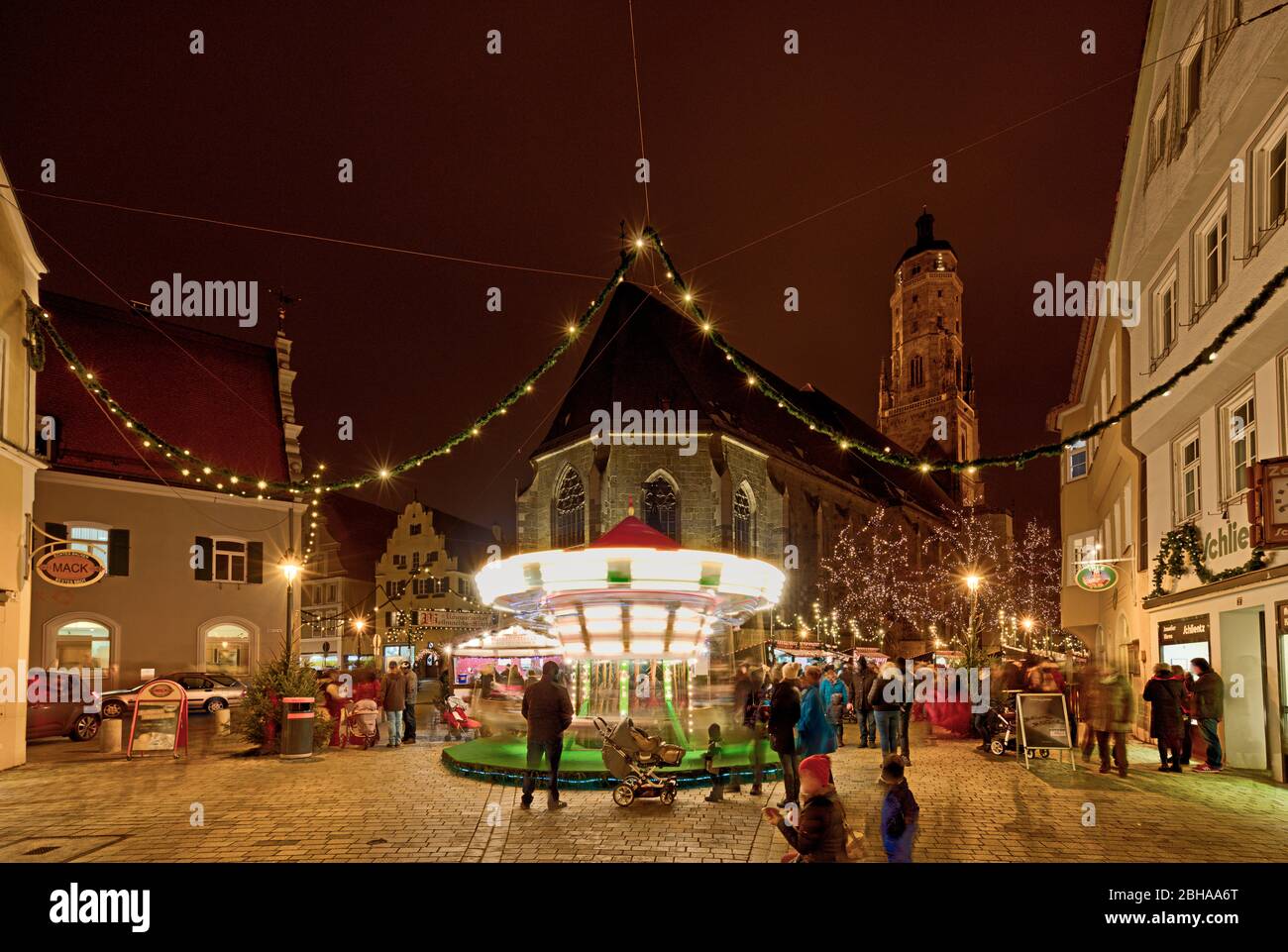 Weihnachtsmarkt, St. Georgs Kirche, blaue Stunde, Weihnachten, Nördlingen, Donau Ries, Bayern, Deutschland, Europa Stockfoto