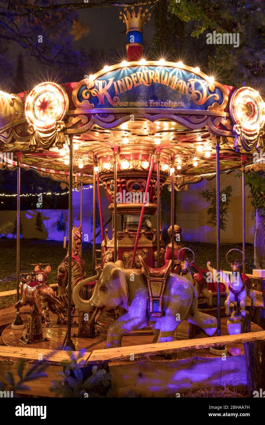 Romantischer Weihnachtsmarkt, Schloss Thurn und Taxis, Blaue Stunde, Riesenrad, Regensburg, Oberpfalz, Bayern, Deutschland, Europa Stockfoto