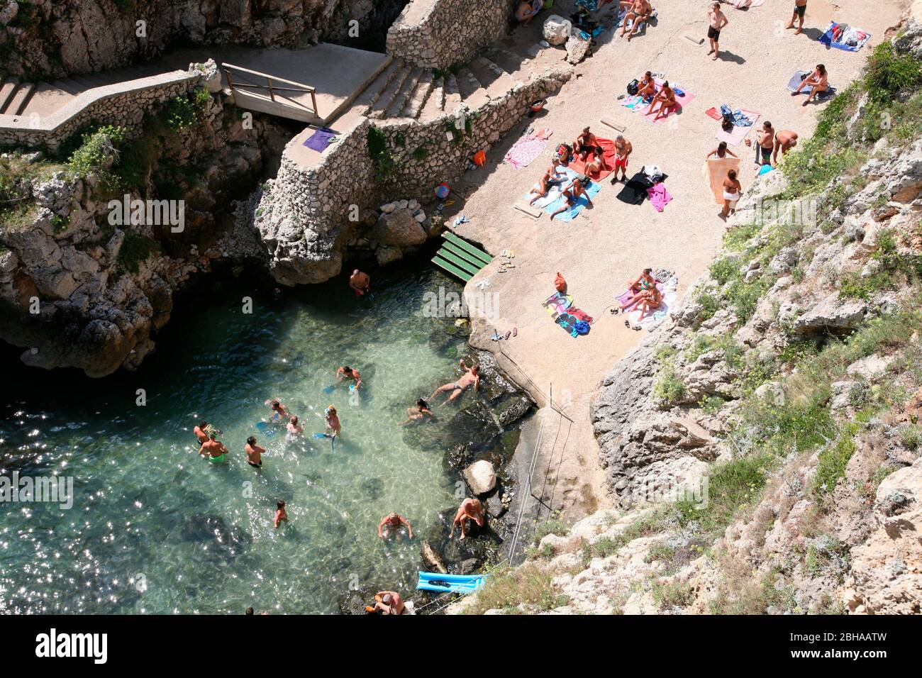 Bucht an der felsigen Küste, Ponte Ciolo, Gagliano del Capo, Salento Stockfoto